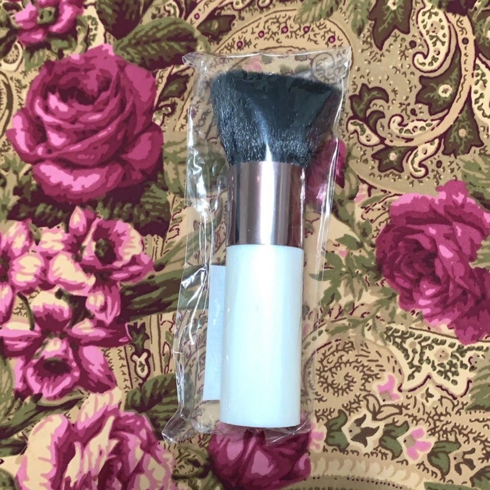 Macy’s Kabuki Brush *PRICE FIRM*